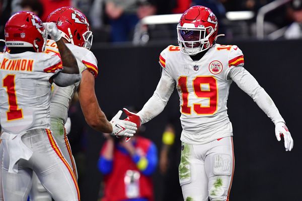 KC Chiefs WR Skyy Moore Leaves Training Camp Practice With Apparent Injury  - Sports Illustrated Kansas City Chiefs News, Analysis and More