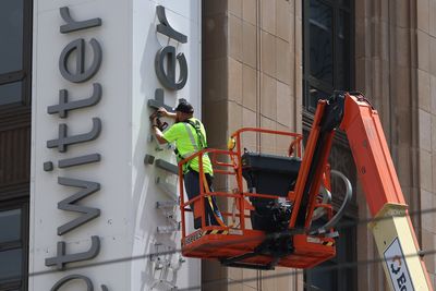 SFPD Interrupt Twitter HQ Signage Dismantling