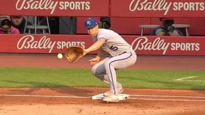 Royals’ Matt Duffy Gets Charged With Brutal Error on Glove Malfunction