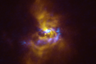 Large dusty clumps around young star provide insight into how planets are born