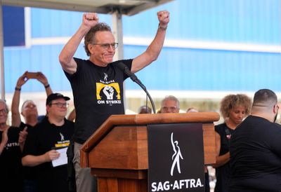 SAG-AFTRA holds star-studded rally in Times Square