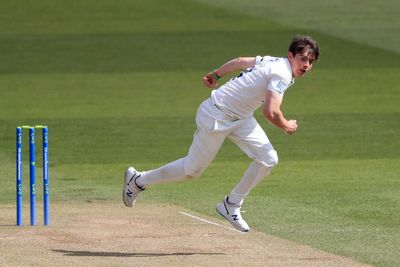 Wickets tumble at Warwickshire on dramatic first day against Middlesex