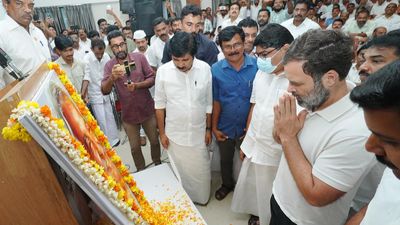 Rahul Gandhi surprises Congress workers at Chandy condolence meet in Malappuram