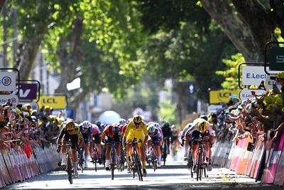 Tour de France Femmes – Vos to continue fight for win after near miss to speedy Wiebes