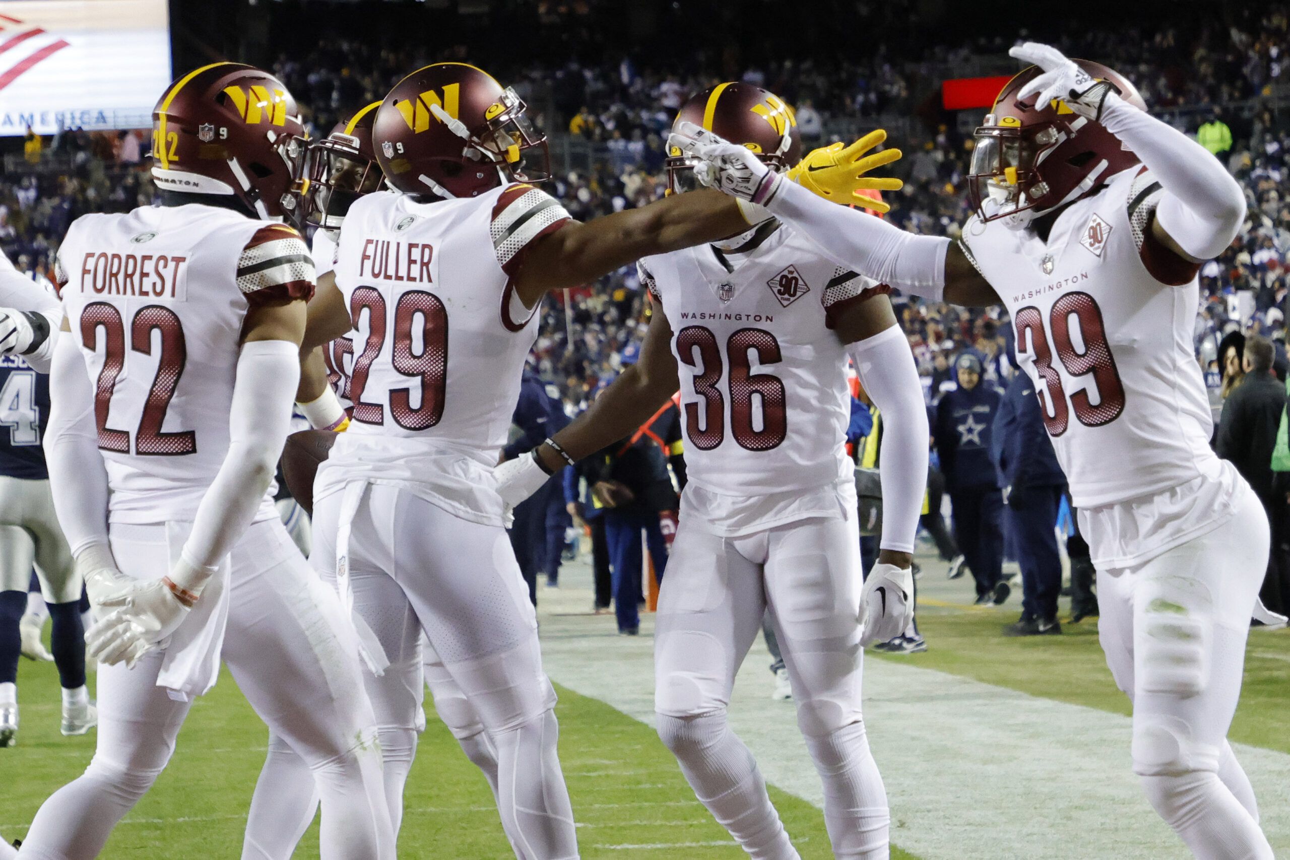 Tight end Curtis Hodges of the Washington Commanders runs a play News  Photo - Getty Images