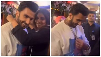 Shweta Bachchan gifts Ranveer Singh a necklace for his 'Rocky Aur Rani Kii Prem Kahaani' performance; hunk says 'I've been knighted'