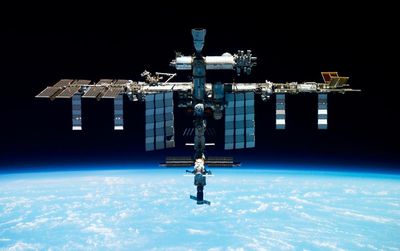 Nasa briefly loses contact with ISS after power outage and relies on backup systems for first time