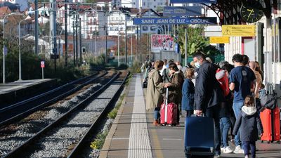 Delays to French trains and flights increased sharply last year