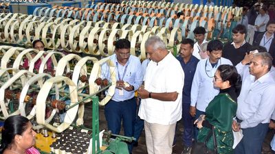 Amidst rising demand for Mysore Silk saris, Minister asks KSIC to double production