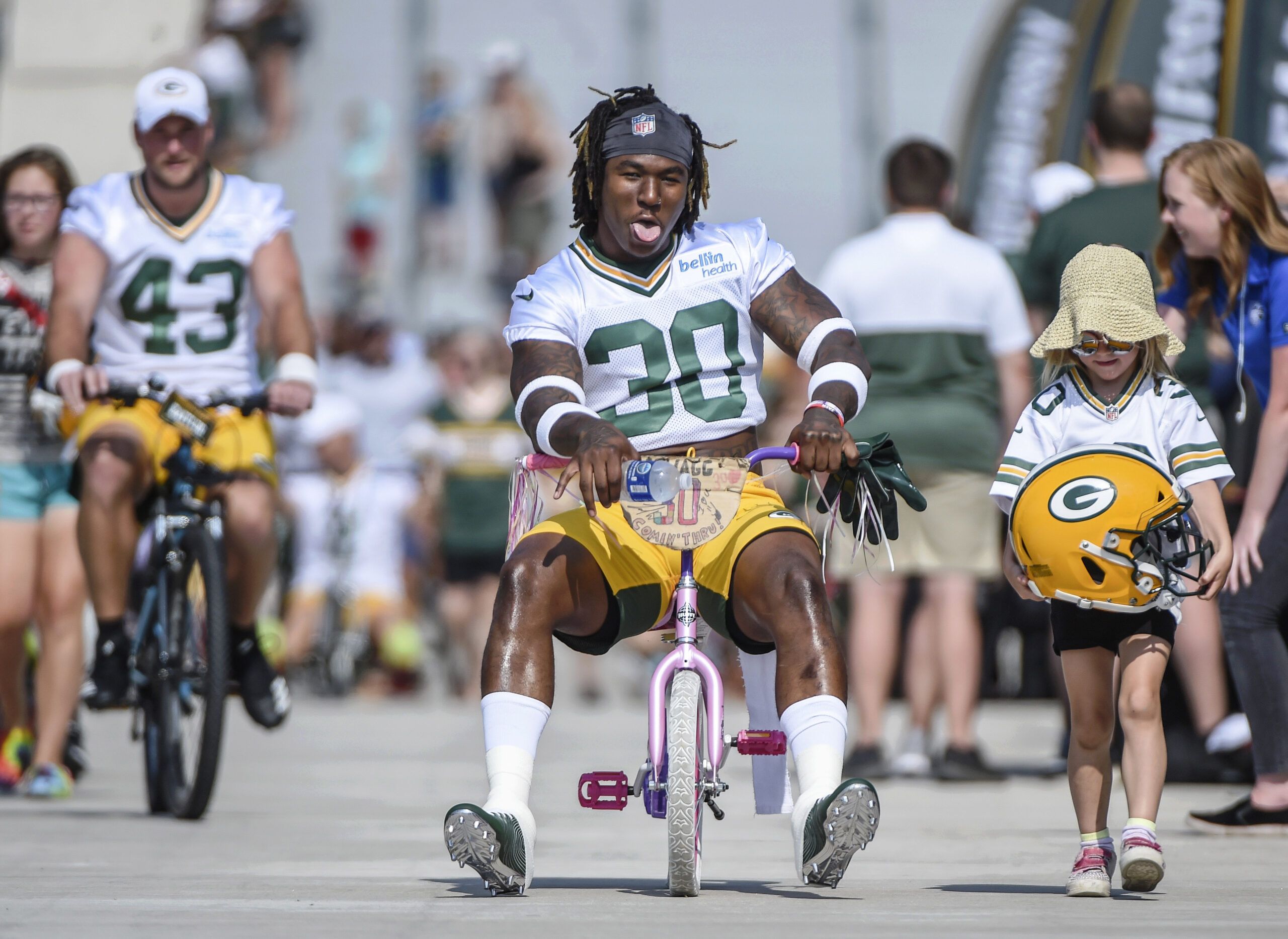 14 delightful photos of Packers riding kids’ bikes to…