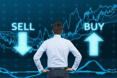 2 Financial Service Stocks to Buy, 1 to Sell