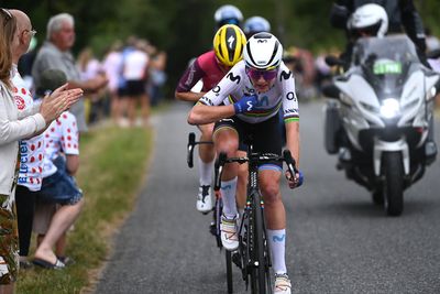 Van Vleuten loses time in first test against Vollering at Tour de France Femmes