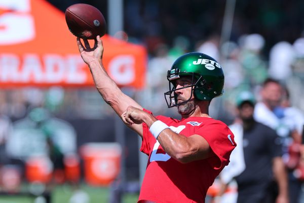 Aaron Rodgers agrees to restructured Jets contract - Newsday