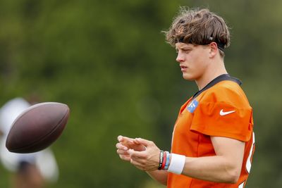 Watch: Joe Burrow stops autographs to help kids in crowd