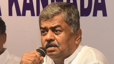 Miffed Hariprasad calls on Home Minister Parameshwara