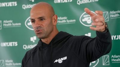Jets’ Robert Saleh Doesn’t Seem Thrilled With Sean Payton’s Harsh Words for Nathaniel Hackett