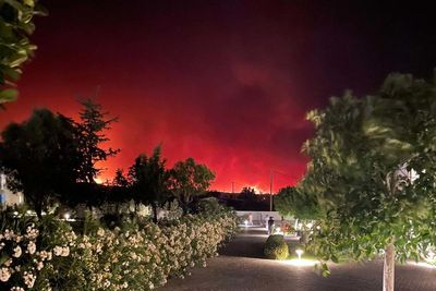 Rhodes wildfire: Holidaymaker says tour operator Tui urged to ignore evacuation order