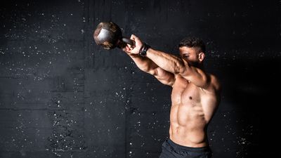 Weighted woodchop: how to do it and the benefits of this standing ab exercise