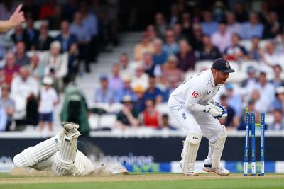 Steve Smith run-out reprieve leaves England facing narrow first-inning deficit