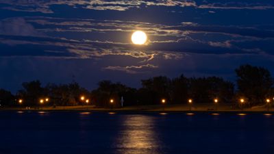 The 'Sturgeon Supermoon' — August's 1st of 2 full supermoons — swims into the sky Aug. 1