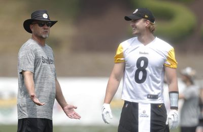 Steelers OC Matt Canada signs toilet seat at training camp