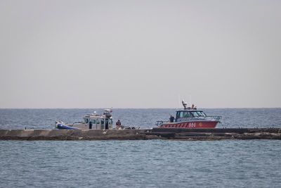 Woman dies, 6 people hospitalized after boat hits Chicago breakwall and capsizes in Lake Michigan