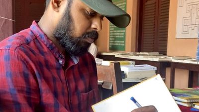 Internet cheers Kerala artist Sohan VK, who sketches candid portraits of strangers he encounters in everyday life