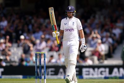 Joe Root leads England charge with fifty as lead over Australia passes 250