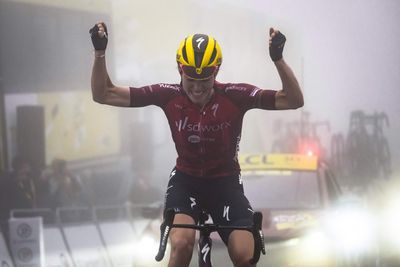 As it happened: Vollering smashes Van Vleuten to win Tour de France Femmes stage 7 and take yellow