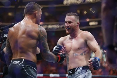 Twitter reacts to Justin Gaethje’s insane KO of Dustin Poirier to win ‘BMF’ title at UFC 291