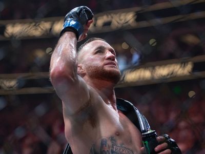 Justin Gaethje stuns Dustin Poirier with brutal head-kick knockout at UFC 291