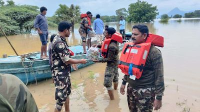 Godavari floods: Police personnel join rescue effort in affected areas in Andhra Pradesh