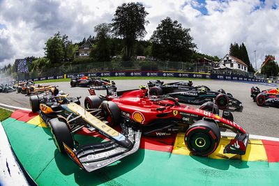 Sainz criticises Piastri's "optimistic" move in Spa F1 clash which led both to DNF