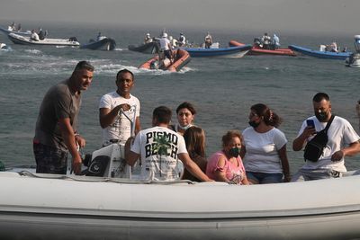 World championship sailing coaches save 130 people stranded on Greek beach during wildfires