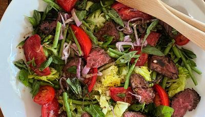 How to make grilled steak and green bean salad