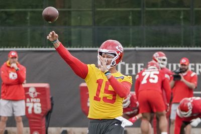 VIDEO: Chiefs QB Patrick Mahomes finds Justyn Ross for touchdown at Monday practice