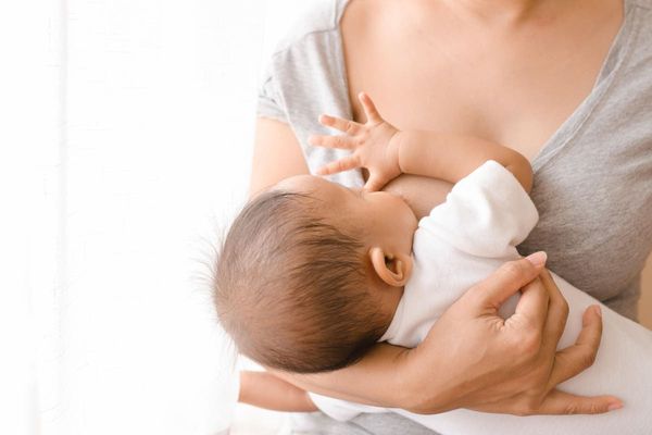 Avoiding Breastfeeding Problems (Infographic) - Peachymama