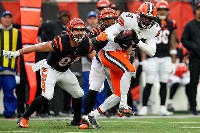 Former Browns LB Deion Jones inks one-year deal with Panthers