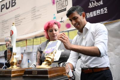 WATCH: Rishi Sunak heckled over ‘ironic’ pint pulling stunt after alcohol duty rise