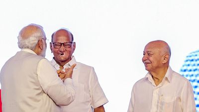 PM Modi shares dais and bonhomie with Sharad Pawar, accepts Lokmanya Tilak award