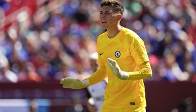 Gabriel Slonina taking notes on Chelsea teammates’ preparation