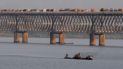 Rajamahendravaram road-cum-rail bridge to be repaired soon