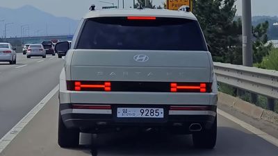 2024 Hyundai Santa Fe Stalked In Traffic Looks Refreshingly Boxy