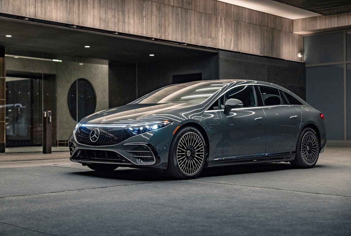 Edmunds: 2023 Mercedes-Benz EQS vs. 2023 BMW i7