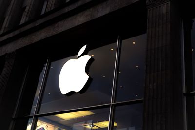 Apple Stock: Buy or Sell Ahead of This Week's Earnings Report?