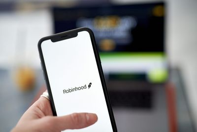 Robinhood’s first profitable quarter since IPO comes even as crypto revenue continues slide