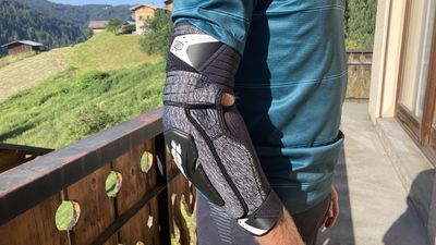 100% Fortis Elbow Guard review – comfy pads with an articulated design