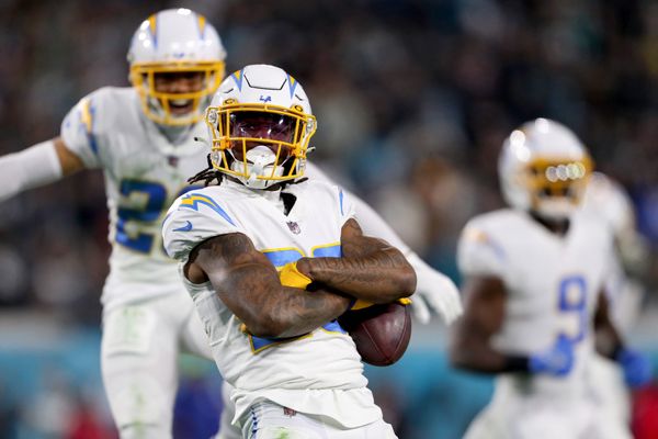 Chargers CB J.C. Jackson leaves practice with knee soreness