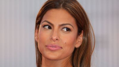 Eva Mendes is wearing a fabulous dress made of… sponges?