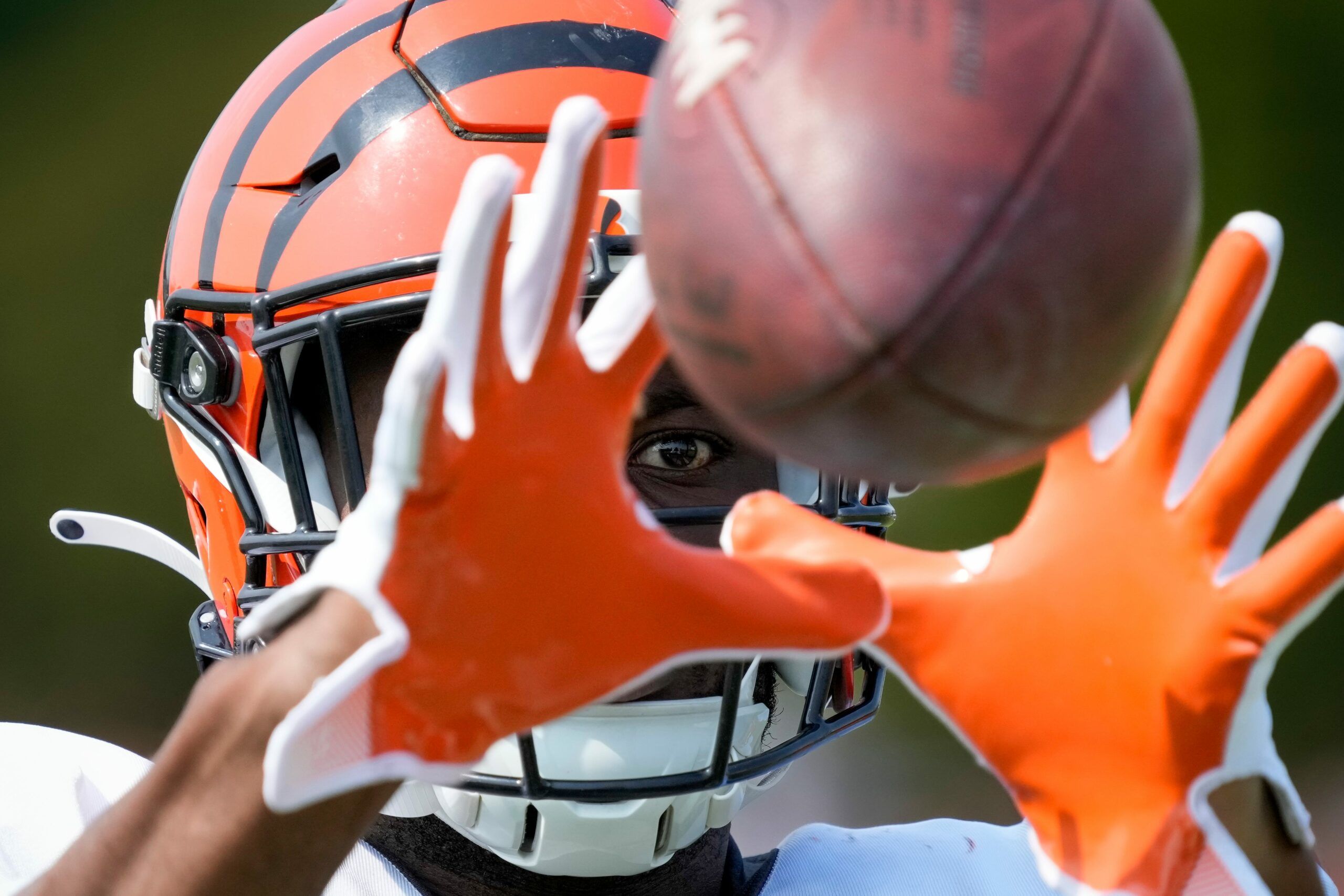 Cincinnati Bengals Wide Receiver Kwamie Lassiter II warms up for